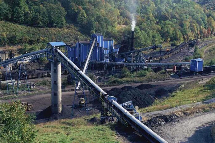 shutterstock_136340531 Industrial coal processing facility with conveyor belts and smoke stack