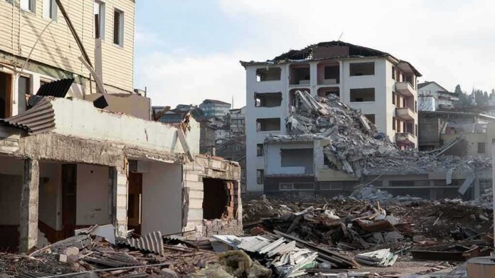shutterstock_2258994077 Collapsed apartment buildings amid heavy rubble